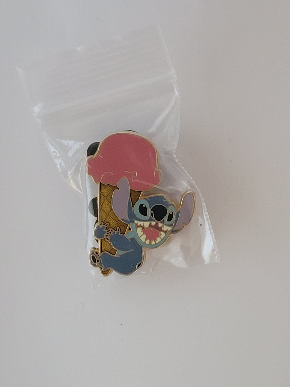 DSSH - Pin Trader's Delight PTD - Lilo and Stitch - Stitch hugging pink ice cream cone LE 300